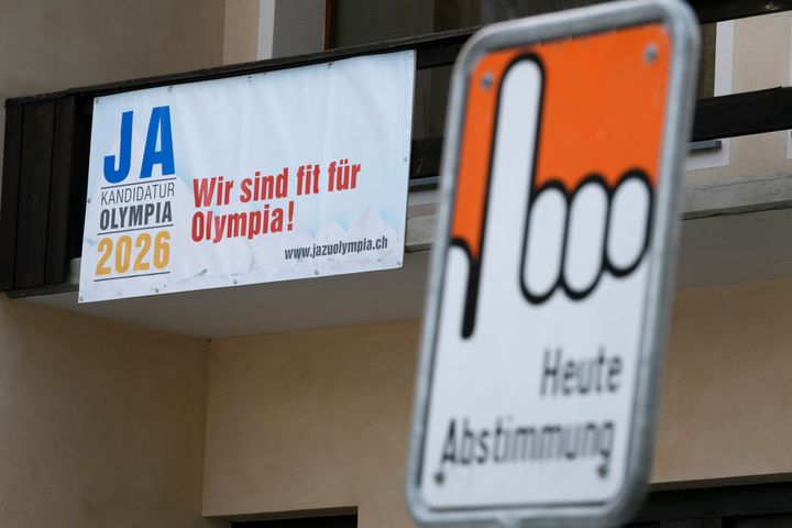 Des affiches en faveur du projet olympique, samedi 11 février 2017, dans les rues de Pontresina (Suisse). (FABRICE COFFRINI / AFP)