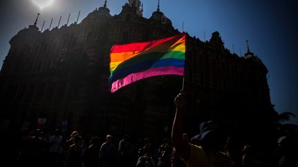 Un membre de la communauté LGBTI lève un drapeau arc-en-ciel à Durban (Afrique du Sudà, le 24 juin 2017. (RAJESH JANTILAL / AFP)