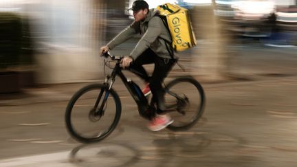 Un salarié de Glovo, entreprise espagnole spécialisée dans la livraison à vélo. (PAU BARRENA / AFP)