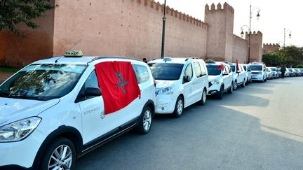 Des chauffeurs de taxi marocains&nbsp;en grève pour protester contre la montée en flèche des prix du carburant à Rabat, le 7 mars 2022. (- / AFP)