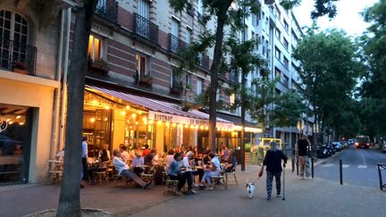 Une terrasse de restaurant l'été à Paris (photo d'illustration de 2018). (VALERIA EMANUELE / RADIO FRANCE)