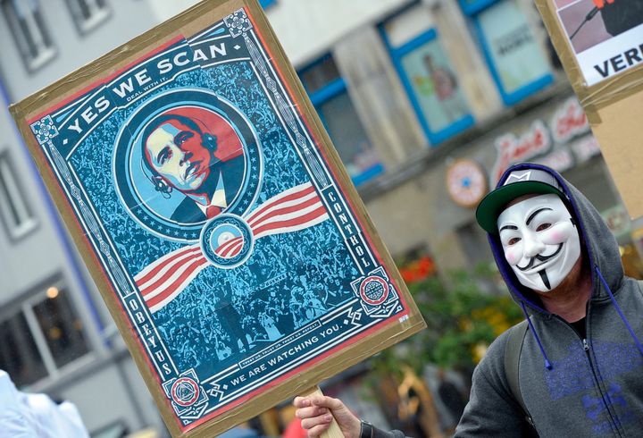 Un manifestant allemand tient une pancarte "oui, nous scannons", dans le cadre d'un rassemblement contre le programme Prism, le 29 juin 2013, &agrave; Hanovre (Allemagne).&nbsp; (PETER STEFFEN / AFP)