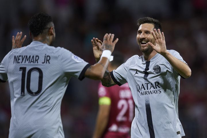 Neymar et Lionel Messi lors du premier match de Ligue 1 face à Clermont, le 6 août 2022. (JOSE BRETON / NURPHOTO via AFP)