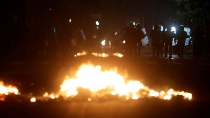 Des policiers anti-émeute, le 15 mars 2017, à Rio de Janeiro (Brésil), lors d'une manifestation contre le gouvernement. (RICARDO MORAES / REUTERS)