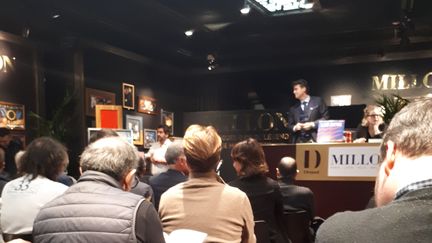 La vente aux enchères chez Drouot des disques d'or appartenant à Max Gazzini, à Paris, le 23 janvier 2020. (XAVIER MONFFERAN / RADIO FRANCE)