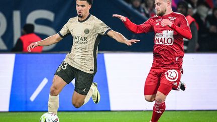 Warren Zaïre-Emery (PSG) et Hugo Magnetti (Brest) au contact lors du match de Ligue 1 entre le PSG et Brest, le 28 janvier 2024. (AFP)