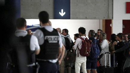 Les personnes évacuées du Niger arrivent à l'aéroport Roissy Charles-de-Gaulle de Roissy-en-France, près de Paris. (LOU BENOIST / AFP)