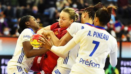 L'équipe de France féminine de handball face au Monténégro, le 7 décembre 2021, à l'occasion du championat du monde à Granollers (Espagne). (PAU BARRENA / AFP)