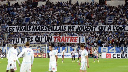 Une banderole contre Mathieu Valbuena est brandie au stade V&eacute;lodrome de Marseille (Bouches-du-Rh&ocirc;ne), lors d'un match contre l'Olympique lyonnais, le 20 septembre 2015. (FRANCK PENNANT / AFP)