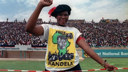 Une membre du service d'ordre du Congr&egrave;s national africain lors du premier meeting de Mandela &agrave; sa sortie de prison, le 13 f&eacute;vrier 1990. (ALEXANDER JOE / AFP)