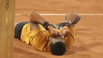 Gaël Monfils a encore fait le show à Roland-Garros. Le Français est programmé en "night session", le 30 mai 2023, et il le rend bien au public. Un match fou en cinq sets et un come-back incroyable, la Monf' ne peut retenir ses larmes. (JEAN CATUFFE / AFP)