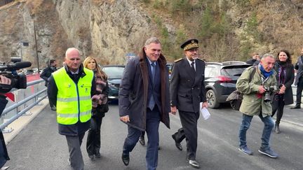 Le nouveau ministre délégué aux Transports Philippe Tabarot s'est déplacé au tunnel du col de Tende ce 4 janvier pour annoncer une inuguration courant 2025. (Ali Benbournane / France Télévsisions)