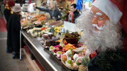 Un étal de fruits et légumes au moment de Noël, à Lyon (Rhône). (JEAN-PHILIPPE KSIAZEK / AFP)