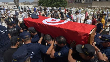 Des officiers de police portent le cercueil de leur collègue, tué lors du double attentat suicide perpétré le 27 juin 2019 sur l'avenue Habib Bourguiba, le jour de son enterrement à Sidi Hassine, dans la banlieue ouest de Tunis, le 28 juin. (FETHI BELAID / AFP)