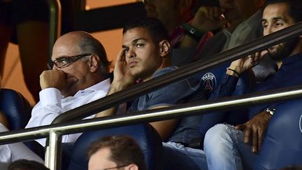 Hatem Ben Arfa assis en tribunes lors de la rencontre PSG-Arsenal