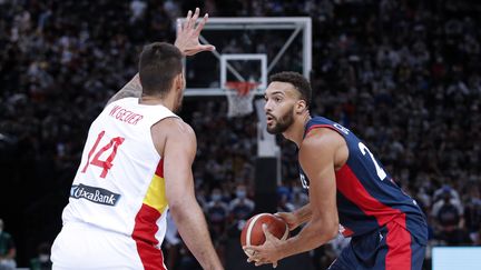 Rudy Gobert&nbsp;lors du match de préparation aux JO de Tokyo contre l'Espagne, le 10 juillet 2021. (YOAN VALAT / EPA / MAXPPP)