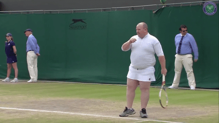 Le spectateur invité lors d'un match amical de double féminin, vendredi 14 juillet 2017 à Wimbledon (Royaume-Uni). (WIMBLEDON)