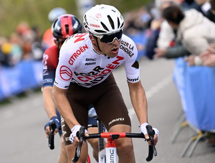 Benoît Cosnefroy (AG2R Citroën) sur l'Amstel Gold Race, devant Michal Kwiatkowski (Ineos Grenadiers), le 10 avril 2022&nbsp; (POOL NICO VEREECKEN / MAXPPP)