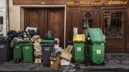 Des poubelles non-collectées dans le quartier de Saint-Michel, à Paris, le 10 juin 2016. (BRAVO-ANA / ONLY FRANCE / AFP)