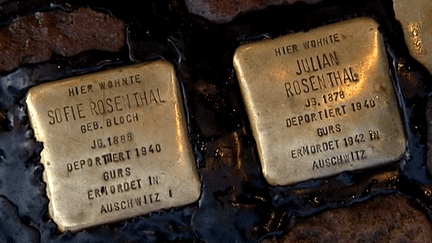 Deux pavés de la mémoire dans une rue de Freiburg-im-Breisgau. (France 3 / Geopolis)