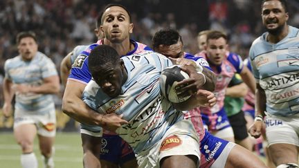 Le Racingmen Yoan Tanga Mangene sur la pelouse de la Paris La Defense Arena de Nanterre, le 3 avril 2022, lors du derby face au Stade Français. (JULIEN DE ROSA / AFP)