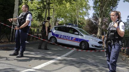 Les policiers français après l'attaque mortelle au couteau à Trappes dans les Yvelines (THOMAS SAMSON / AFP)