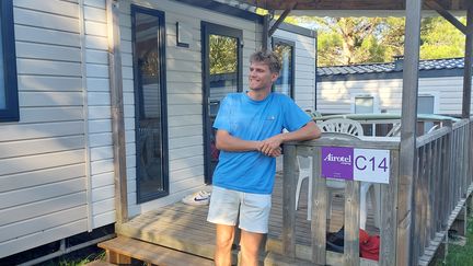 Maxime, étudiant en deuxième année à l'Estia, loue cette année un mobile-home dans un camping à 10 minutes de la plage. (Benjamin Illy / FRANCEINFO)