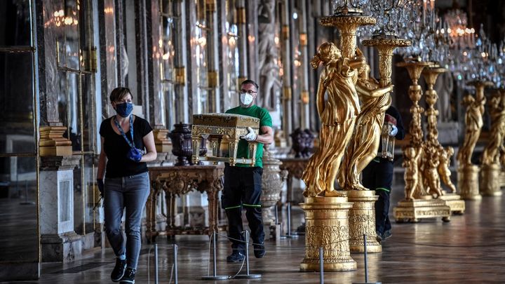 Le nettoyage de la galerie des Glaces au château de Versailles, le 5 juin 2020. (STEPHANE DE SAKUTIN / AFP)