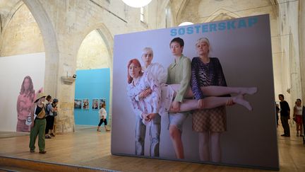 Exposition "Sosterskap" lors des Rencontres d'Arles 2023. (NICOLAS TUCAT / AFP)