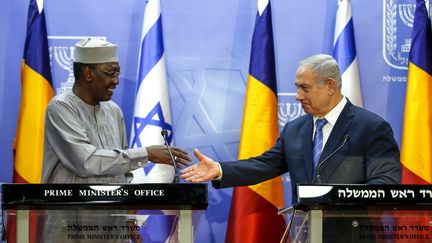 Le Premier ministre israélien Benjamin Netanyahu (à droite) s'apprête à serrer la main du président tchadien Idriss Deby lors de leurs déclarations communes à Jérusalem, le 25 novembre 2018 (RONEN ZVULUN / POOL)