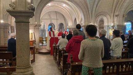 Une messe est célébrée en hommage au père Olivier Maire, ce mardi 10 août, à Saint-Laurent-sur-Sèvre. (MAXIME TELLIER / RADIO FRANCE)