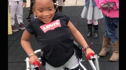 Vidéo : Une fillette atteinte de spina bifida fait ses premiers pas (Cr&eacute;dits Photo : &copy; Facebook / Yvette BlaqueVette Parker)