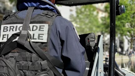 À Paris, la brigade fluviale multiplie ses patrouilles sur la Seine ou sur les canaux pour faire respecter les gestes barrières. (Valentin Dunate / Radio France)