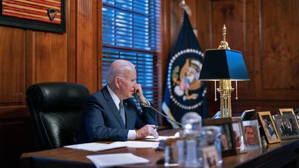 Le président américain, Joe Biden, en conversation téléphonique avec son homologue russe, Vladimir Poutine, depuis Wilmington, dans le Delaware (Etats-Unis), le 30 décembre 2021. (- / WHITE HOUSE / AFP)