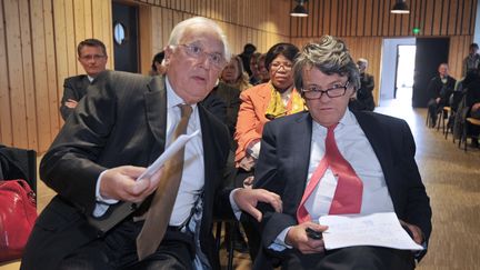 Le centriste Pierre Mehaignerie (&agrave; gauche) aux c&ocirc;t&eacute;s de Jean-Louis Borloo, lors d'un meeting organis&eacute; le 16 avril 2012 &agrave; Servon-sur-Vilaine (Bretagne). (FRANK PERRY / AFP)