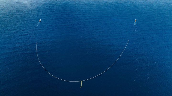 L'ONG The Ocean Cleanup déploie son dispositif baptisé System 03 dans le Pacifique nord, le 17 septembre 2023. (THE OCEAN CLEANUP / COVER IMAGES / SIPA)