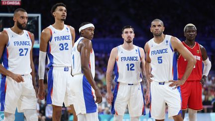 L'équipe de France de basket (Rudy Gobert, Victor Wembanyama, Frank Ntilikina, Nando De Colo et Nicolas Batum), vendredi 2 août 2024, lors du match perdu face à l'Allemagne. (THOMAS COEX / AFP)