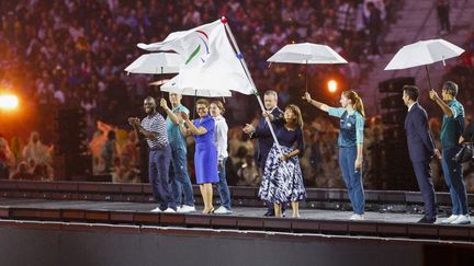 Anne Hidalgo avec le drapeau paralympique, le 8 septembre 2024 au Stade de France, à Saint-Denis. (GEOFFROY VAN DER HASSELT / AFP)