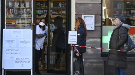 "Il ne faut pas se précipiter dans les pharmacies, s'il vous plait. Depuis ce matin (lundi 27 avril), le téléphone n'arrête pas de sonner.", regrette&nbsp;Gilles Bonnefond, président de l’Union des Syndicats de pharmaciens d’officine (USPO). (FREDERICK FLORIN / AFP)