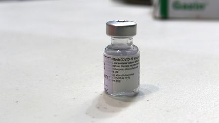 Un flacon de vaccin Pfizer-BioNTech contre le Covid-19, dans un centre de vaccination à Fleurance (Gers), le 19 janvier 2021. (SEBASTIEN LAPEYRERE / HANS LUCAS)