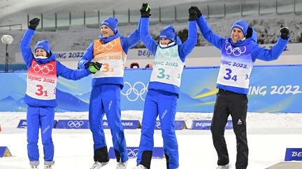 Anaïs Chevalier-Bouchet, Emilien Jacquelin, Julia Simon et Quentin Fillon Maillet (de gauche à droite) fêtent leur médaille d'argent obtenue lors du relais mixte 4x6 km de biathlon, samedi 5 février, aux JO de Pékin. (TOBIAS SCHWARZ / AFP)