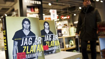 La biographie de Zlatan Ibrahimovic dans une librairie de Stockholm, le 9 novembre 2011. (Jonathan Nackstrand / AFP)