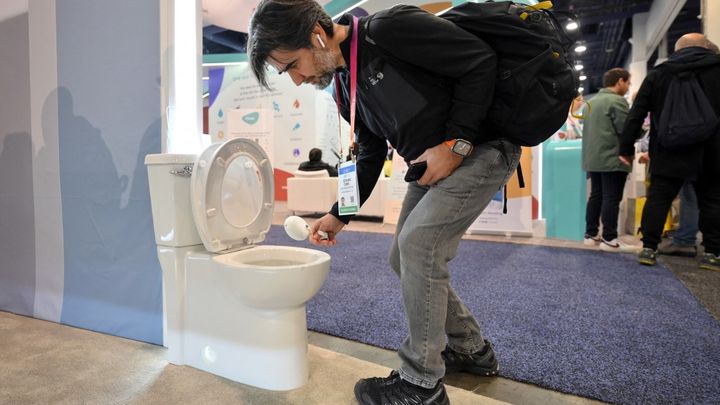 L'appareil U-Scan de la société française Withings, qui permet d'analyser son urine chez soi, sans aller au laboratoire, est présenté au CES de Las Vegas (Etats-Unis), le 5 janvier 2023. (DAVID BECKER / GETTY IMAGES NORTH AMERICA / AFP)