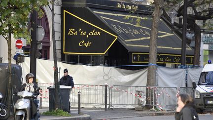 Un policier monte la garde devant le Bataclan, à Paris, le 18 novembre 2015, cinq jours après les attentats qui ont touché Paris. (DOMINIQUE FAGET / AFP)