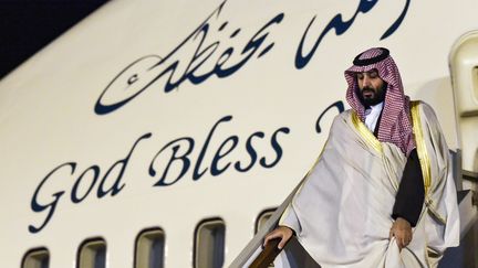 Le prince héritier saoudien Mohammed ben Salmane à sa descente d’avion à l'aéroport international d'Alger le 2 décembre 2018. (RYAD KRAMDI / AFP)