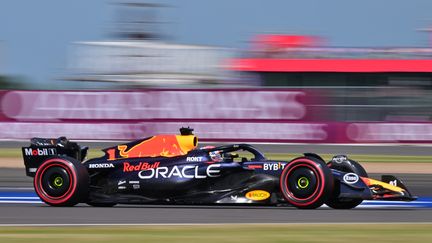 Max Verstappen a décroché samedi 8 juillet la 27e pole position de sa carrière sur le circuit de Sliverstone. (ANDREJ ISAKOVIC / AFP)