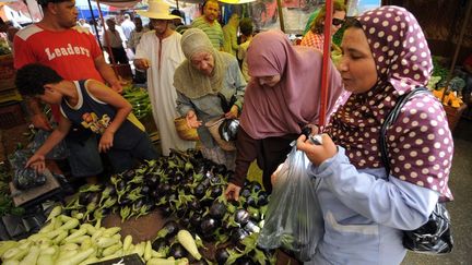 Des femmes tunisiennes achètent des légumes au souk de l'Ariana, le 2 août 2012 à Tunis.&nbsp; (FETHI BELAID / AFP)