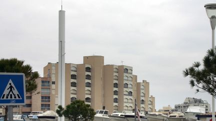 Une antenne relais camoufl&eacute;e dans un m&acirc;t de bateau &agrave; Carnon (H&eacute;rault), le 20 janvier 2006. (DOMINIQUE FAGET / AFP)