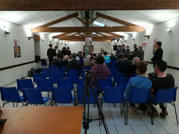 Plus de journalistes que de curieux sont venus voir et écouter&nbsp;Jacques Cheminade, dans la salle Pierre-Coignard, à Villefontaine (Isère), le 11 avril 2017. (HUGO CAILLOUX / FRANCEINFO)