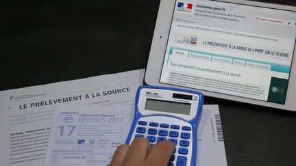 Une déclaration d'impôts sur les revenus 2017 et une notice explicative sur le prélèvement à la source. (JEAN-FRANÇOIS FREY / MAXPPP)